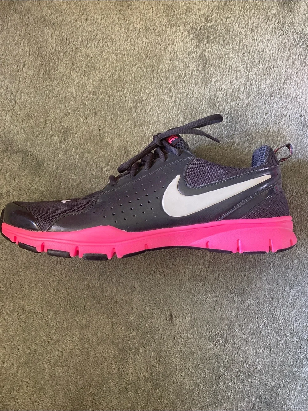 Nike Women’s pink and black sneakers - Picture 2 of 3